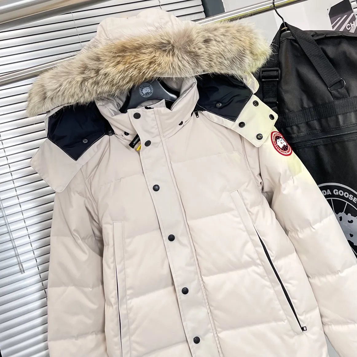 P720 29 models - off-white